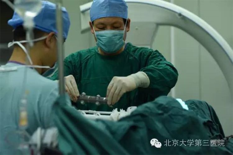 doctors-successfully-resect-5-vertebrae-with-worlds-first-19cm-3d-printed-spinal-implant-9