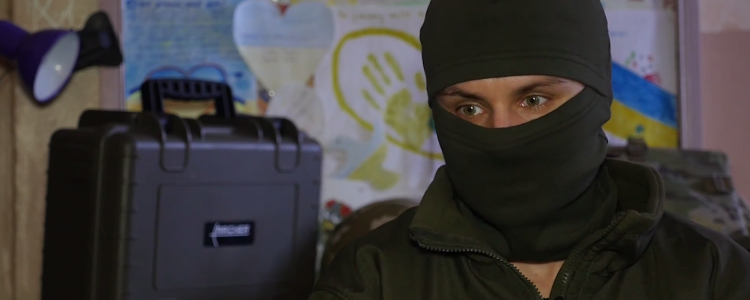 Снайпер “Лора” – жах окупантів: жінка, яка вразила інтернет (відео)