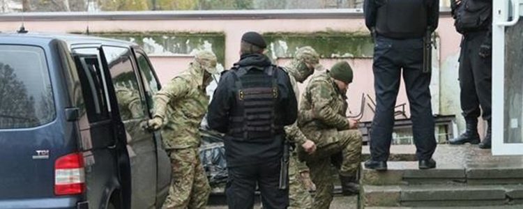 Окупаційний “суд” заарештував полонених моряків на два місяці