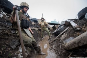 Поки ще не замерзла земля, вояки інтенсивно копають окопи та тунелі. Наразі тут – дійсно «окопна війна». Сили закопуються все глибше у землю: як і українські силовики, так і проросійські бойовики 