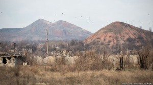 Між позиціями українських вояків та позиціями противника – «сіра зона». Тут все суцільно заміновано піхотними мінами та розтяжками. Зроблено це, аби бойові групи противника не могли швидко і непомітно наблизитися до позицій. Мінують цю територію обидві сторони